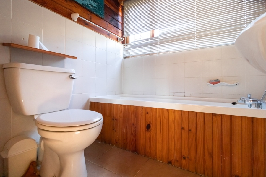 6 Bedroom Property for Sale in Capri Western Cape